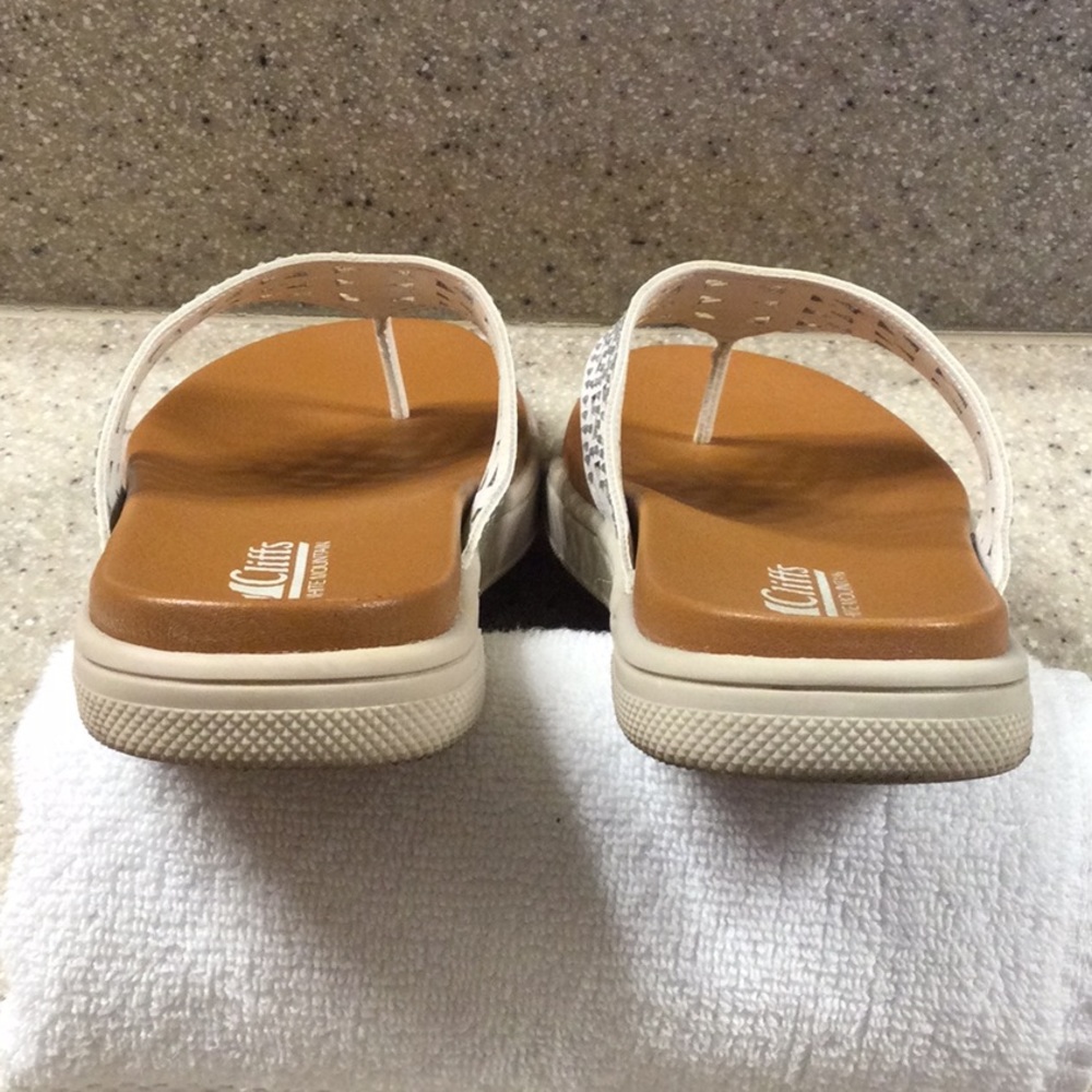 LIKE NEW - Cliffs by White Mountain Size 8M White flip flop with rhinestones - Picture 6 of 8